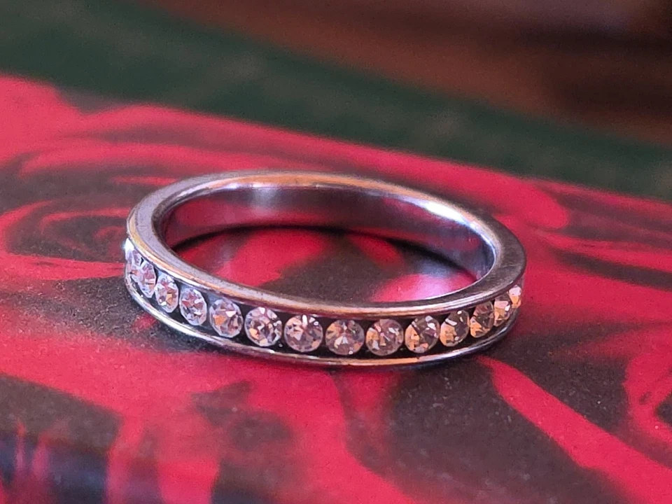 Anillo Eternidad Banda Fina Tono Plateado Estrás Canal Talla 8.5 Nuevo Sin Etiquetas Foto 2 de 4