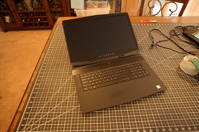 Alienware m17 17'' 4K UHD i7-8750H RTX 2080 Max-Q 32GB RAM 3TB SSD Win11