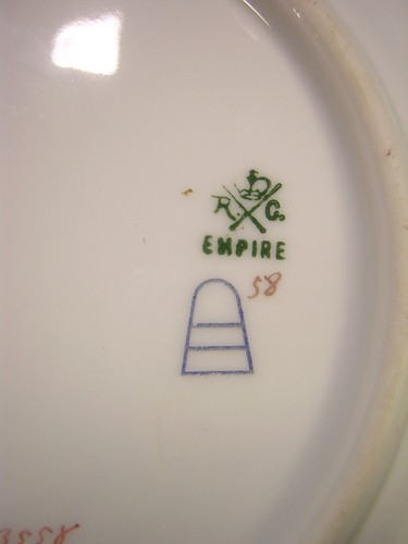 Rosenthal Empire 8 3/8" Portrait Plate ~ Man Reading Newspaper - Picture 6 of 6