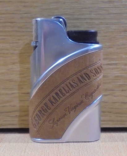 GEORGE KARELIAS & SONS ZIGARETTEN METALL / LEDER FEUERZEUG ETUI MIT FEUERZEUG