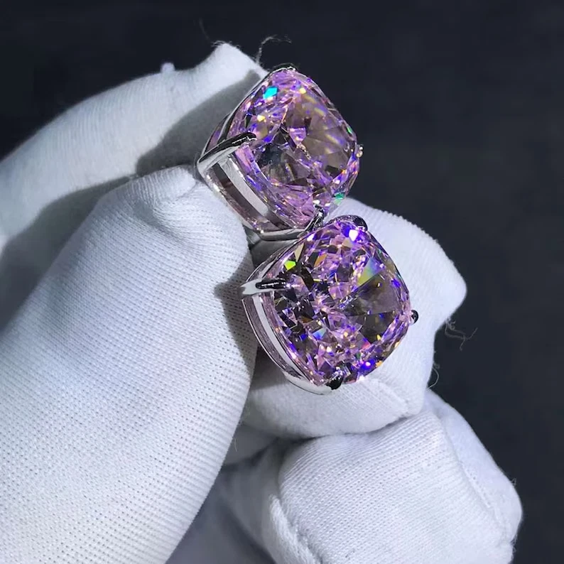 Aretes de zafiro rosa creados en laboratorio de corte cojín de 2,00 quilates chapados en oro blanco de 14 quilates Foto 3 de 4