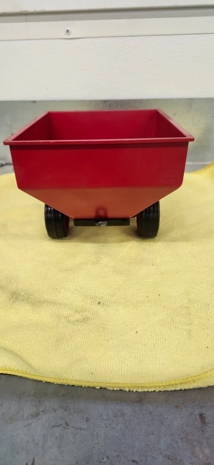 white farm equipment grain wagon - Image 3 of 4