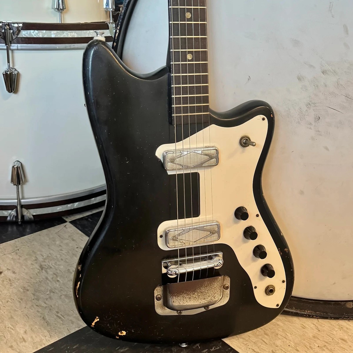 ギター Silvertone 1476 Bobkat BLACK ギター Silvertone 1476 Bobkat BLACK Silvertone Bobkat Black 1960s