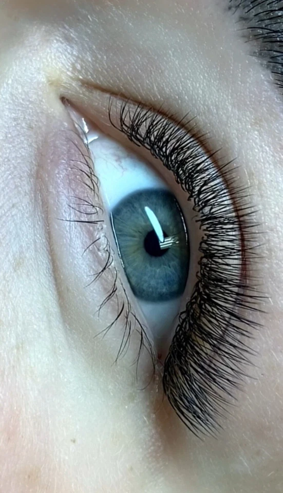 PEGAMENTO EXTENSIONES PESTAÑAS. Tiempo de secado 1s. Funciona en cualquier estado.Mejor retención Foto 3 de 4