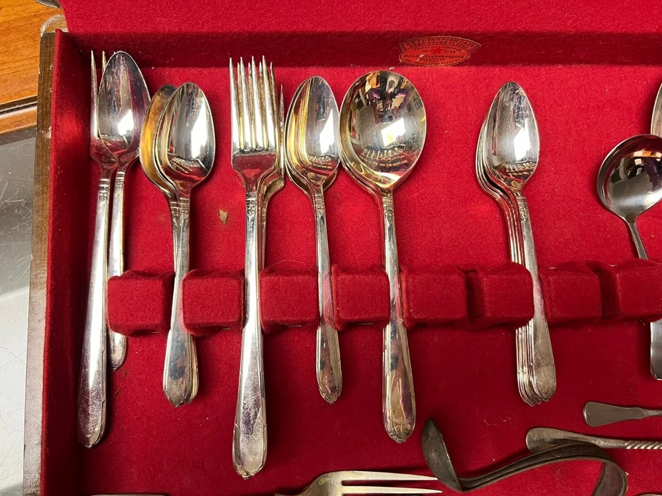 Juego de 29 piezas de cubiertos comunitarios de acero inoxidable patrón desconocido con caja vintage Foto 3 de 4