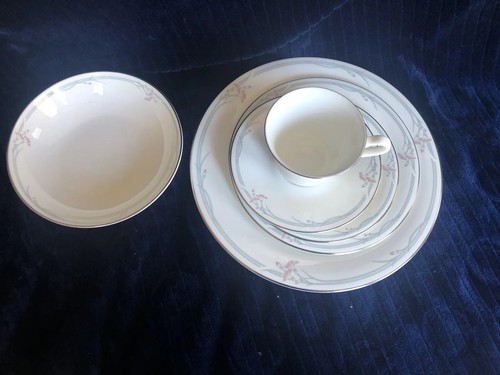 Juego de 6 piezas Royal Doulton CARNATION H5084 Bone China England servir para 1 lugar - Imagen 1 de 4