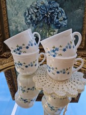 grand plat creux en arcopal motif myosotis vintage