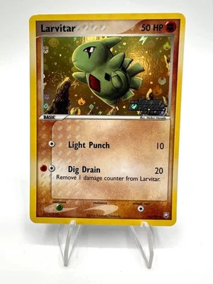 Carte Pokémon Larvitar 63/109 Team Rocket Returns STAMPED Holo Anglais Near Mint - Photo 1/4