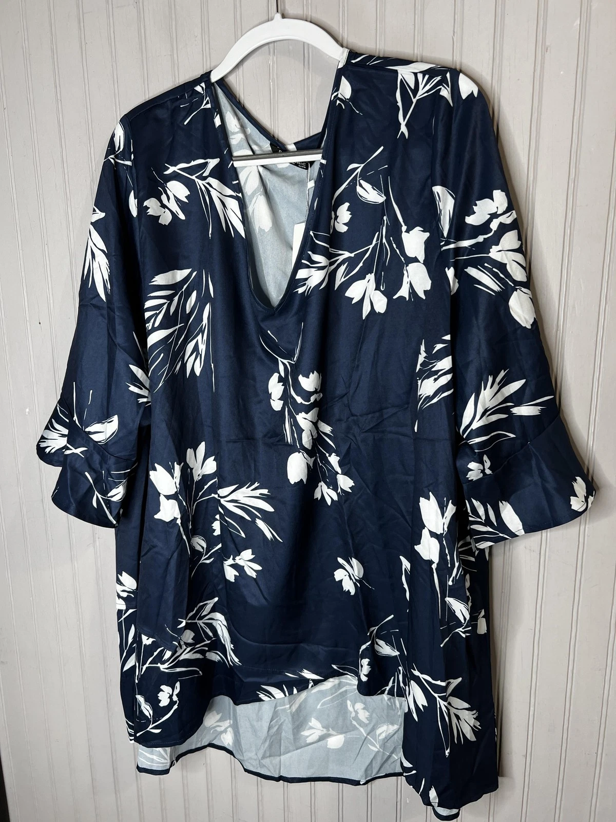 BloomChic Shirt Womens 26 Navy Blue Floral Tunic V Neck 3/4 Bell Sleeve Plus