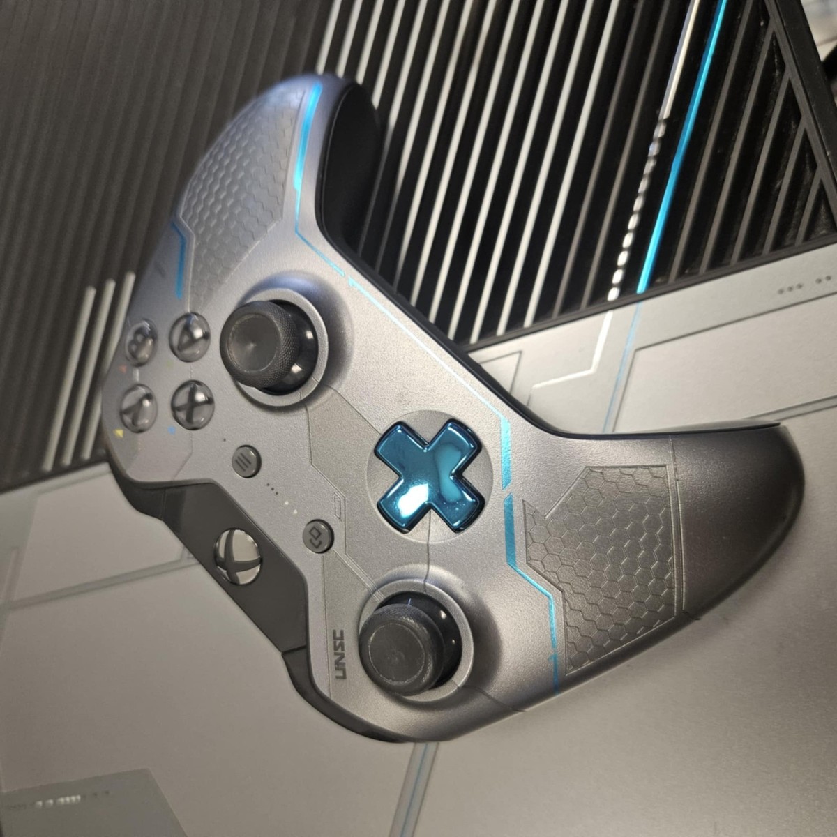 Microsoft Xbox One 1TB Console Halo 5: Guardians Special Edition 1