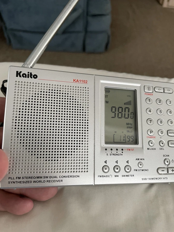 Radio/receptor mundial Kaito KA1102 AM/FM/ONDA CORTA *probado y funcionando* Foto 2 de 4