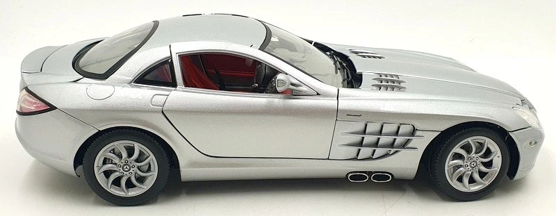 Motormax 1/12 Scale diecast 73004 - Mercedes Benz McLaren SLR Metallic Silver - Image 4 of 4