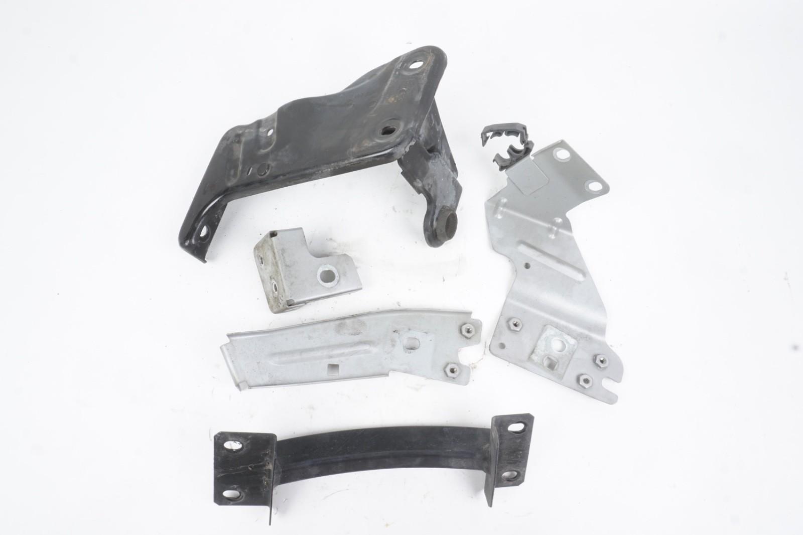 2014 - 2020 MASERATI GHIBLI FRONT LEFT SIDE FENDER MOUNT SUPPORT BRACKET SET