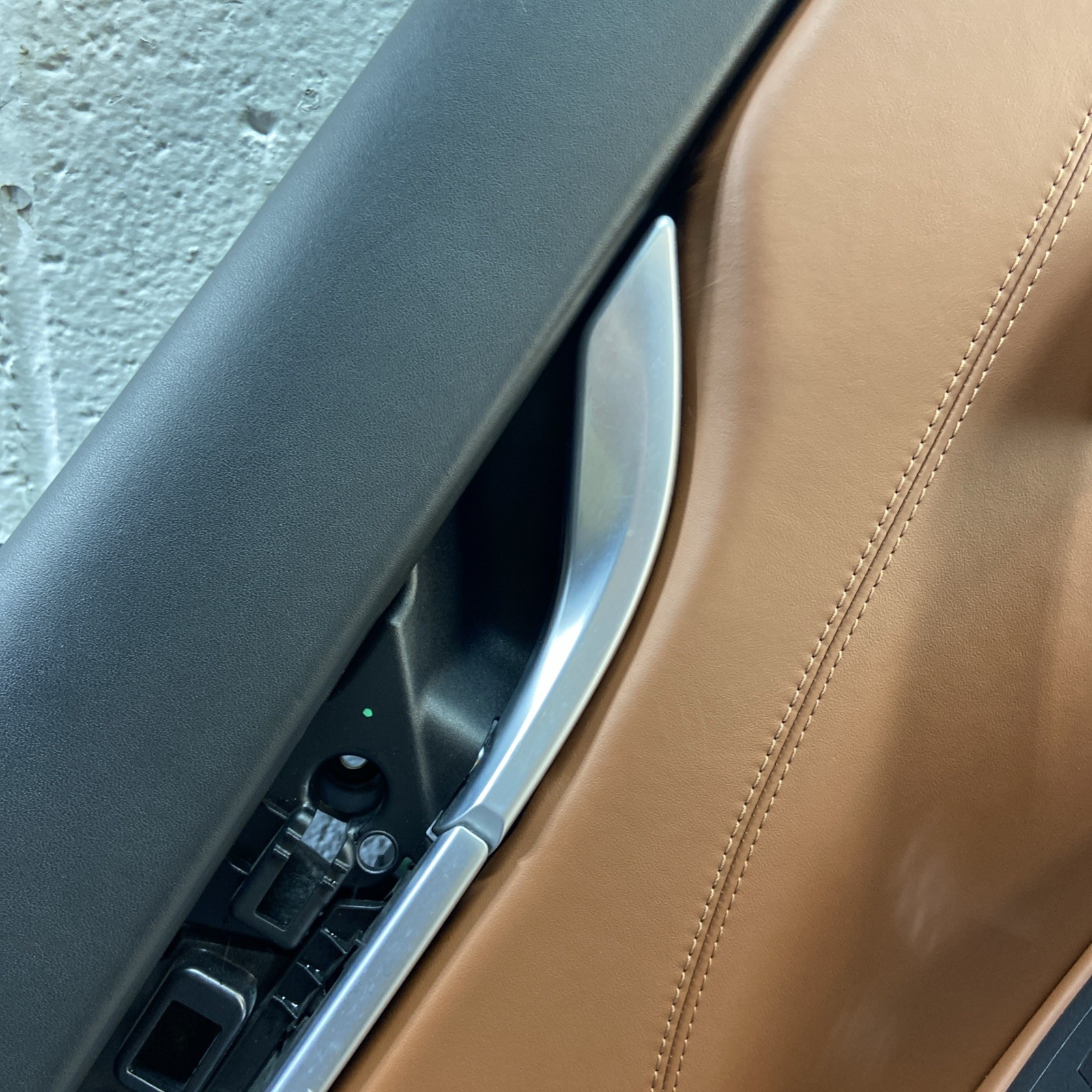 2017-2020 Maserati Levante M161 Rear Left Door Trim Panel Tan / Black OEM *NOTE*