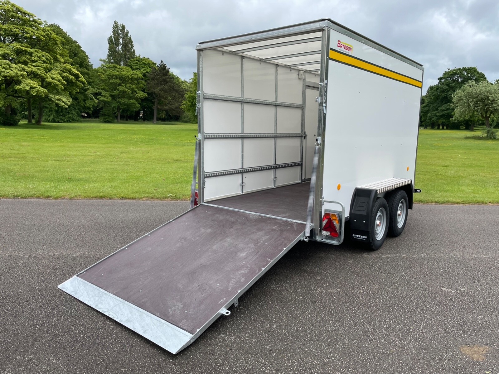 BATESON 240V 8′x5′x6′ AXLE BRAKED BOX TRAILER Teds Trailers Liverpool