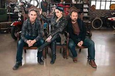 Danielle Colby Cushing Seated With American Pickers In Garage  8x10 Picture Cele
