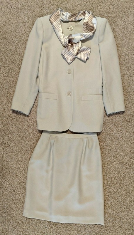 Le Suit Women's Ivory Skirt Suit (Size 8)