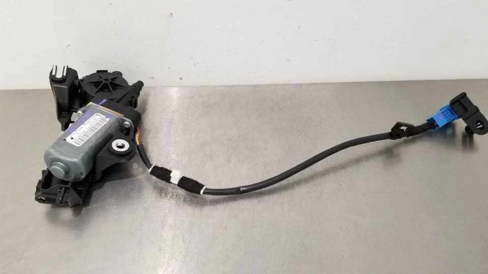 21 MERCEDES BENZ C63 AMG W205 CONVERTIBLE SEAT BELT FEEDER MOTOR LEFT DRIVER Foto 3 de 4