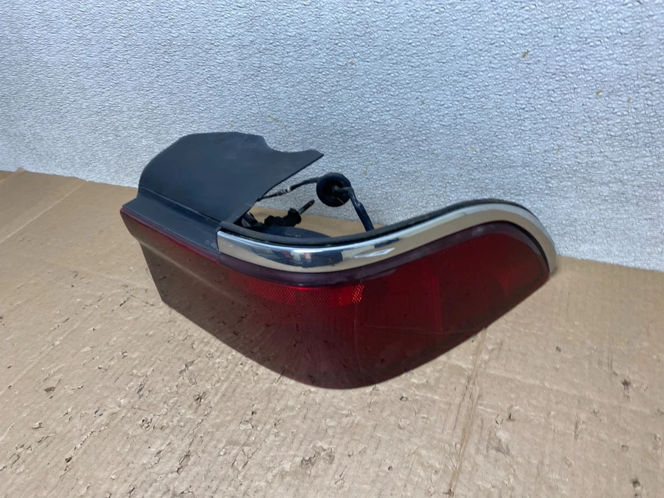 Luz trasera lateral derecha pasajero Mercury Grand Marquis 1995 a 1997 T7673 DW Foto 2 de 4
