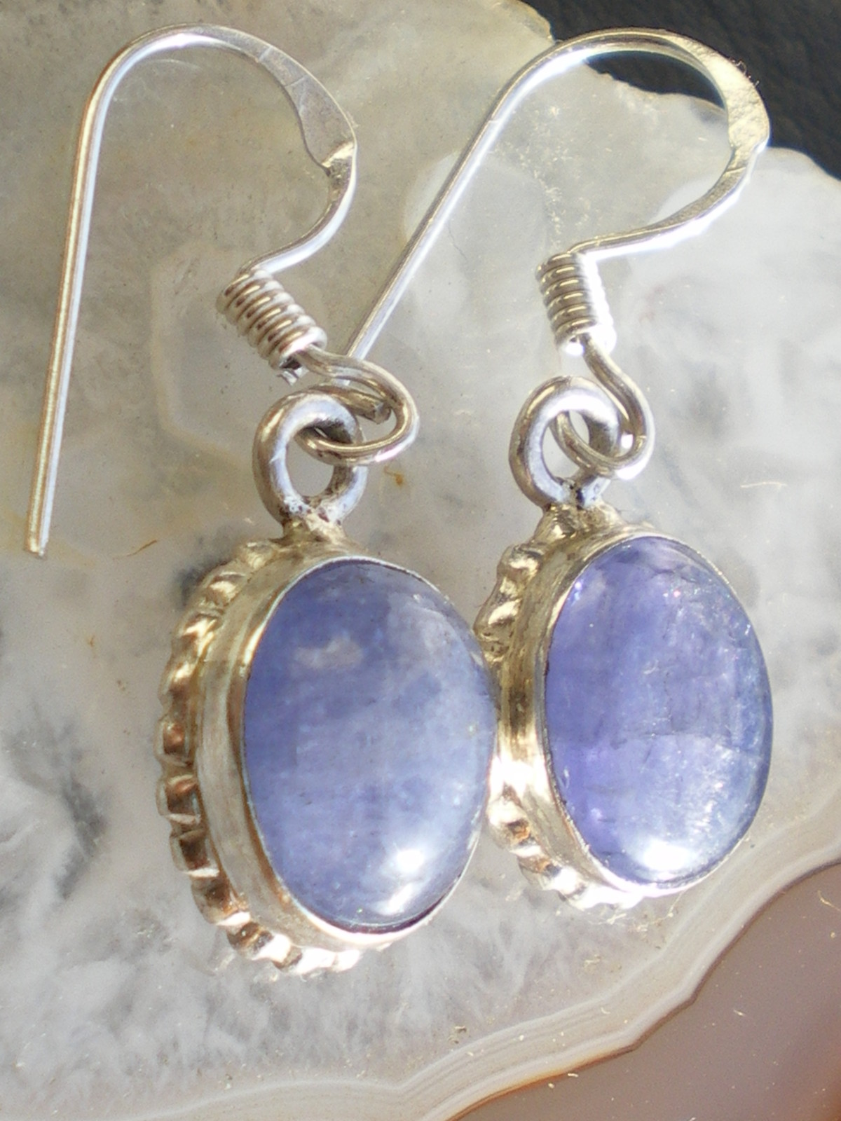 Boucles tanzanite lavande et argent 925, évitez les allergies avec l'éclat de Tanzanie