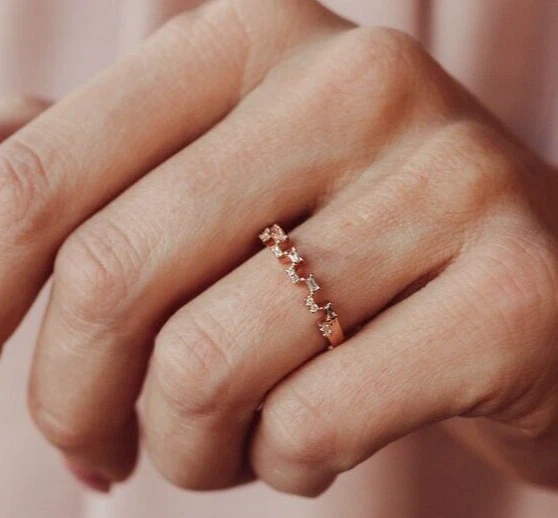 La mejor alianza de compromiso de moissanita corte baguette de 0,30 quilates de oro rosa macizo de 14 quilates Foto 2 de 4