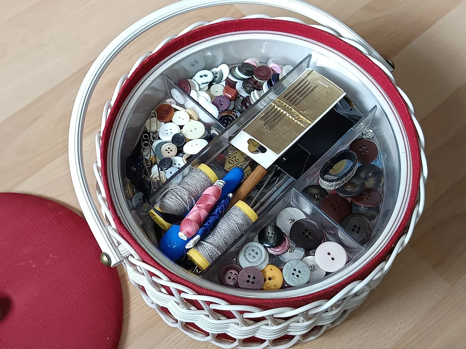 Nähkorb von Oma Handarbeitskorb Bastelkorb 50er Jahre ? Antik - Kult mit Inhalt - Bild 3 von 4