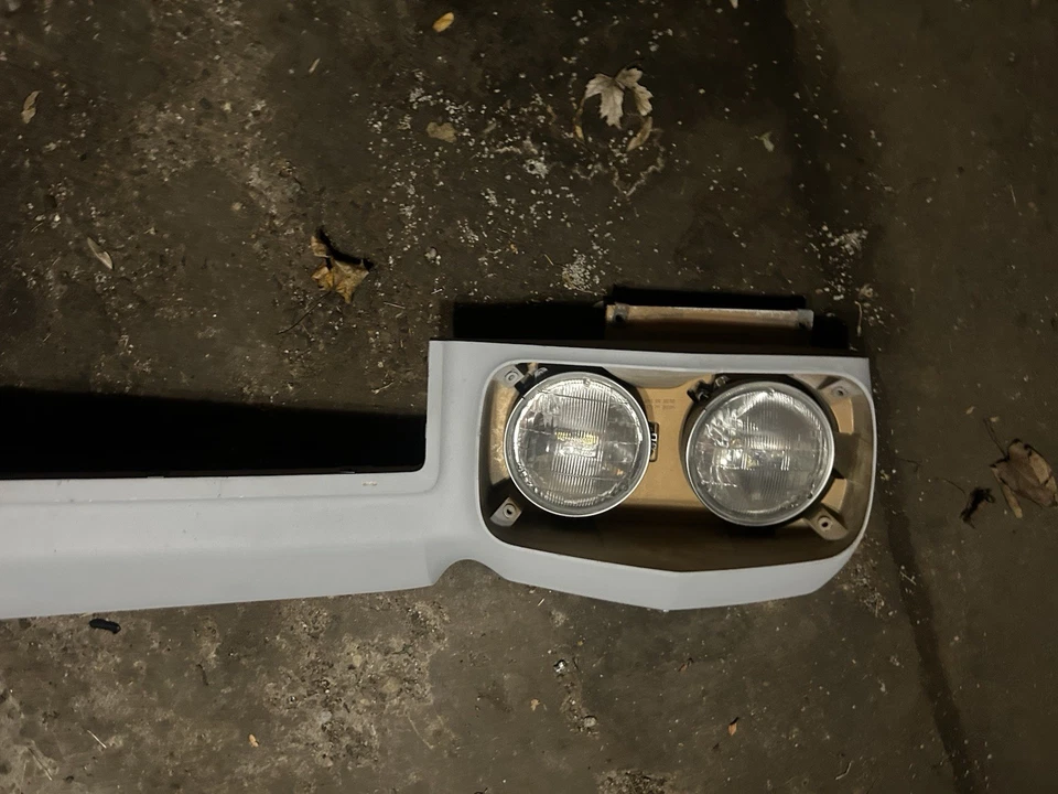 Oldsmobile Delta 88 1973 panel de cabezal superior con emblema de capó Foto 4 de 4