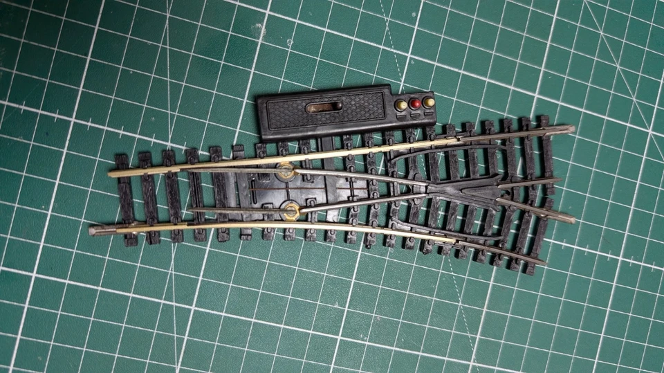 Jouef HO : 84E aiguillage electrique a plots a droite rails maillechort/acier - Photo 1/1