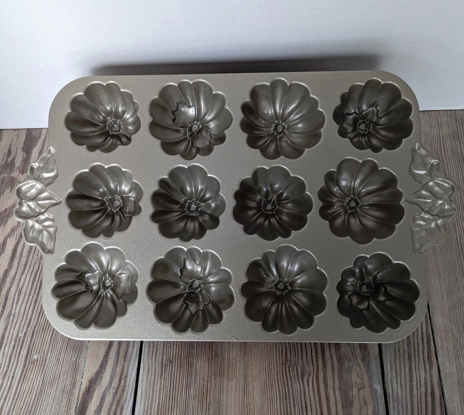 Nordic Ware Pumpkin Patch Muffin Pan-Platinum Collection EUC