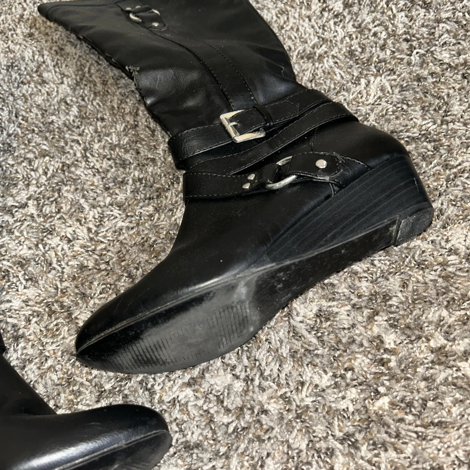 Botas Xhilaration Target negras debajo de la rodilla, hasta la pantorrilla con hebillas talla 7 Foto 3 de 4