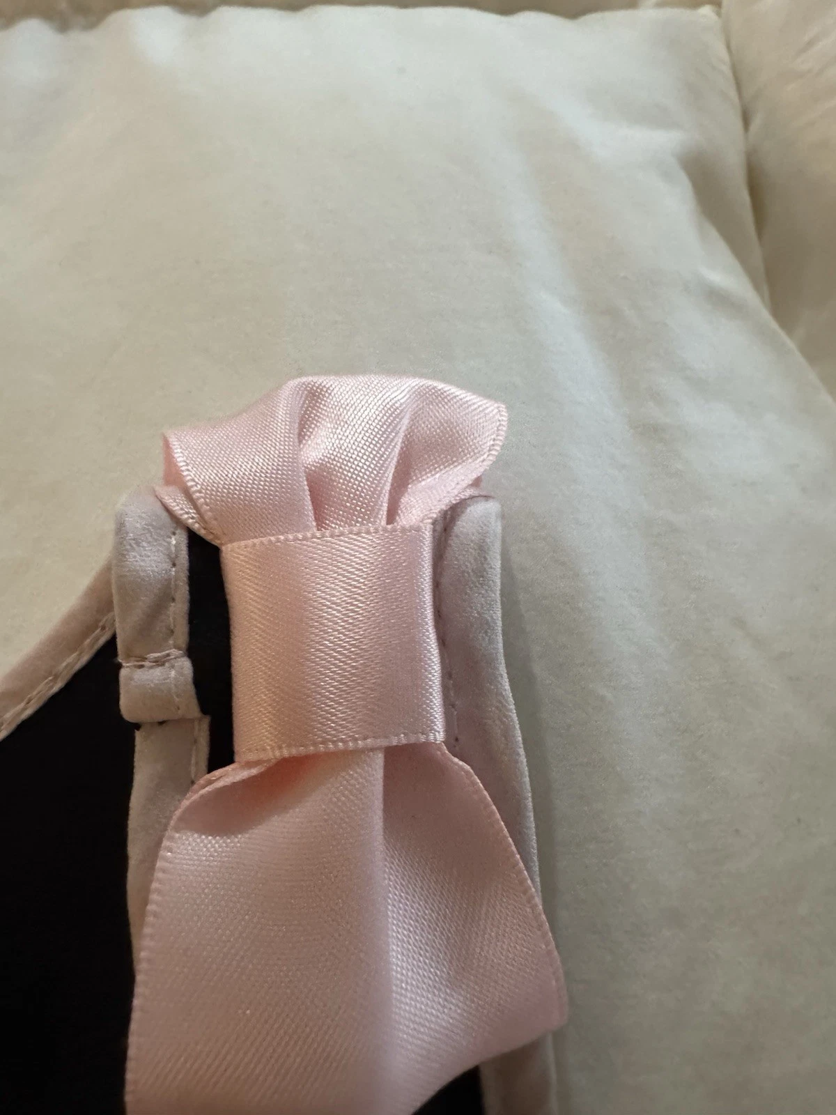 Camicia da notte Kate Spade nera con fiocchi rosa con volant taglia S. Clicca sull'immagine