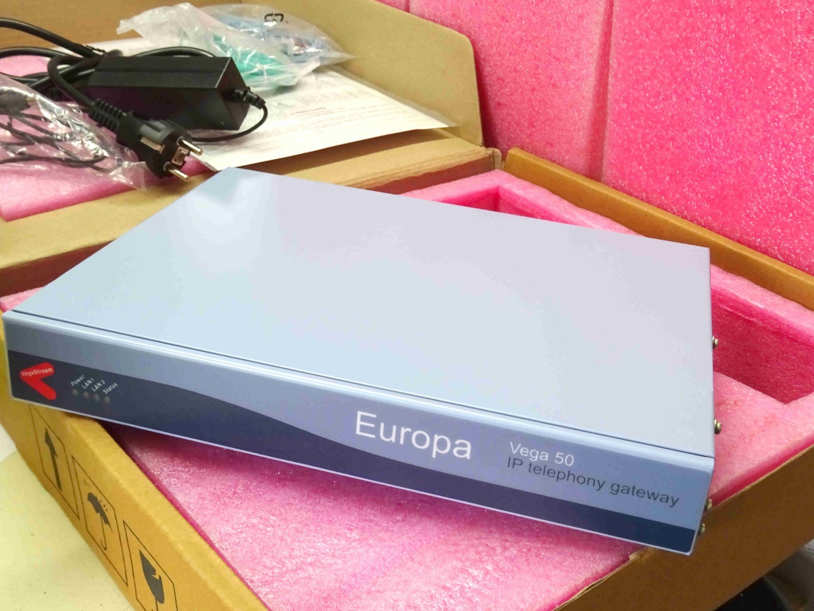 Passerelle VoIP VegaStream Vega 50 avec 2 ports RJ45 pour sécuriser vos appels d'entreprise