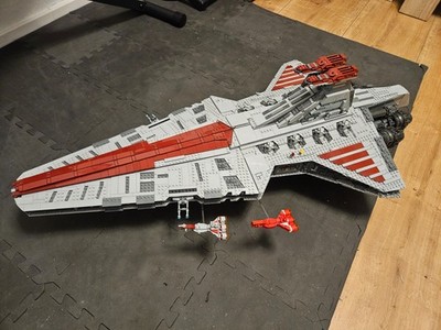LEGO Star Wars set: UCS Venator (75367) mit Lichtkit aufgebaut