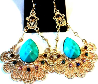 Très joli collier ( Palmier) métal couleur argent brilllant gar sans