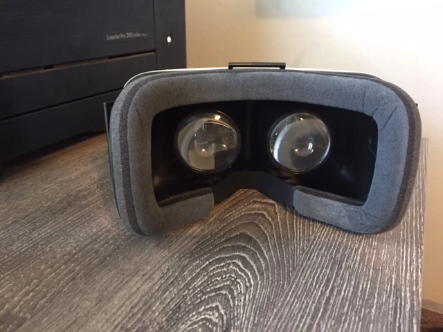 Auriculares de realidad virtual Zeiss VR One Plus falta correa pero buen estado usados Foto 2 de 3