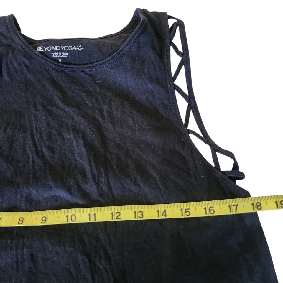 Camiseta sin mangas Beyond Yoga negra para mujer talla mediana Foto 4 de 4