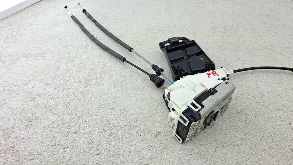 Jeep Compass 2017-2025 actuador de cierre de puerta del lado del pasajero delantero derecho OEM Foto 2 de 4