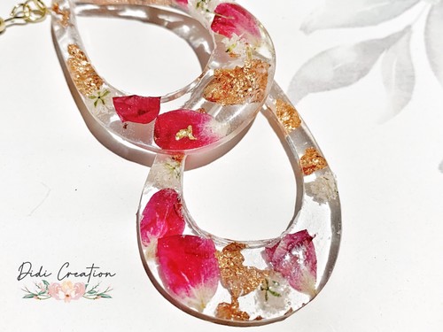 orecchini in resina a forma di goccia con inserto di petali di rosa - Foto 2 di 4