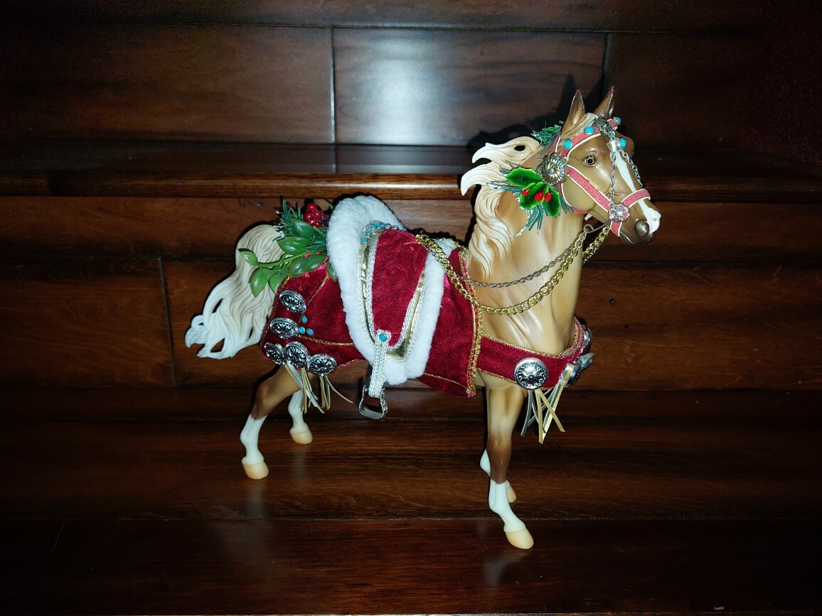 BREYER 2013 HOLIDAY CHRISTMAS HORSE - HOLIDAY ON PARADE - NO BOX