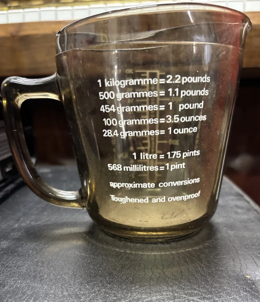 Taza medidora de vidrio ahumado vintage Arcopal Francia medición culinaria años 70 Foto 2 de 4