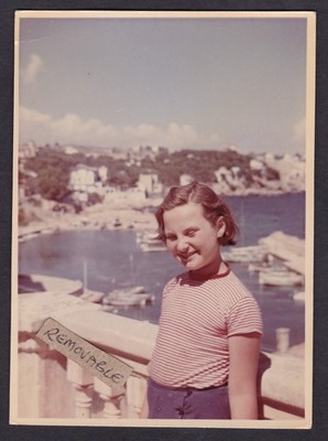 Vintage c1955 Farb-Schnappschuss Foto junges Mädchen stehend auf Balkon
