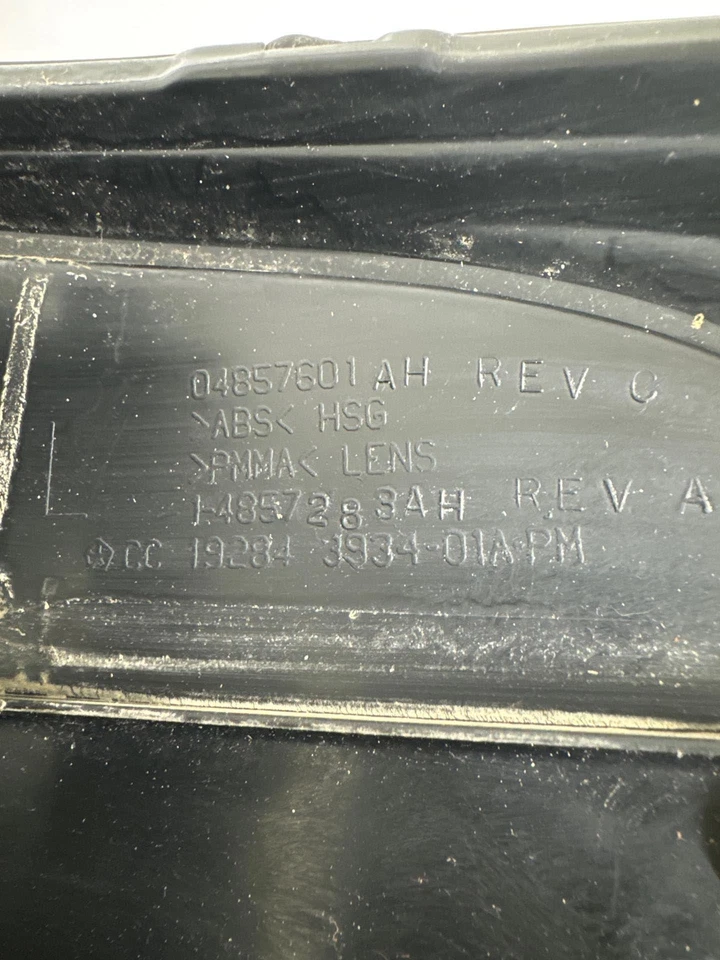 Luz trasera derecha pasajero Dodge Caravan PLYMOUTH VOYAGER T&C 2001-2003 Foto 2 de 4