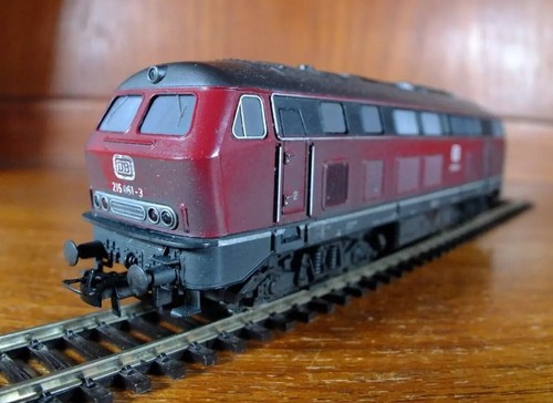 Roco 43449 HO gauge DB BR 215 diesel locomotive in weathered red livery - Picture 3 of 11