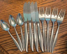 Oneida Textura Stainless 3 Teaspoons, 4 Dinner Forks, 4 Knives .  11/pc lot   Y5