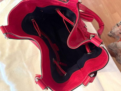 LANCEL Paris Beuteltasche rotes Leder Kordelzug Schulterriemen Quaste Designer
