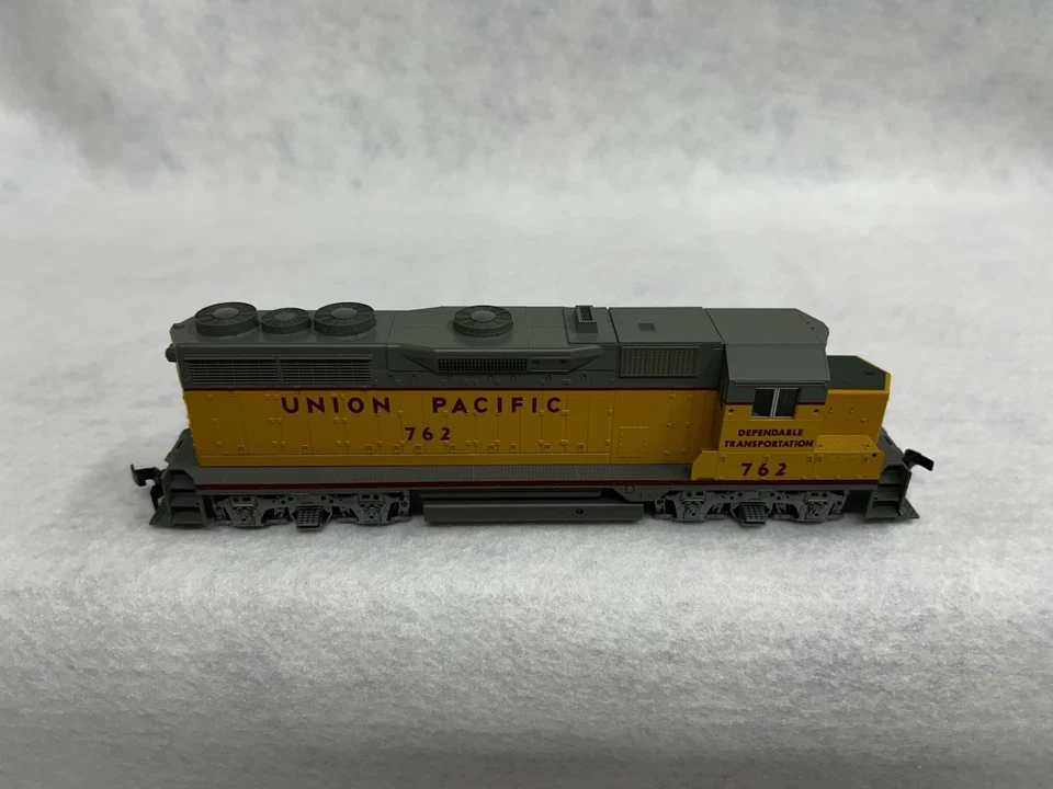 Beautiful KATO Union Pacific Railroad GP-35 Diesel Engine HO - Image 2 of 4