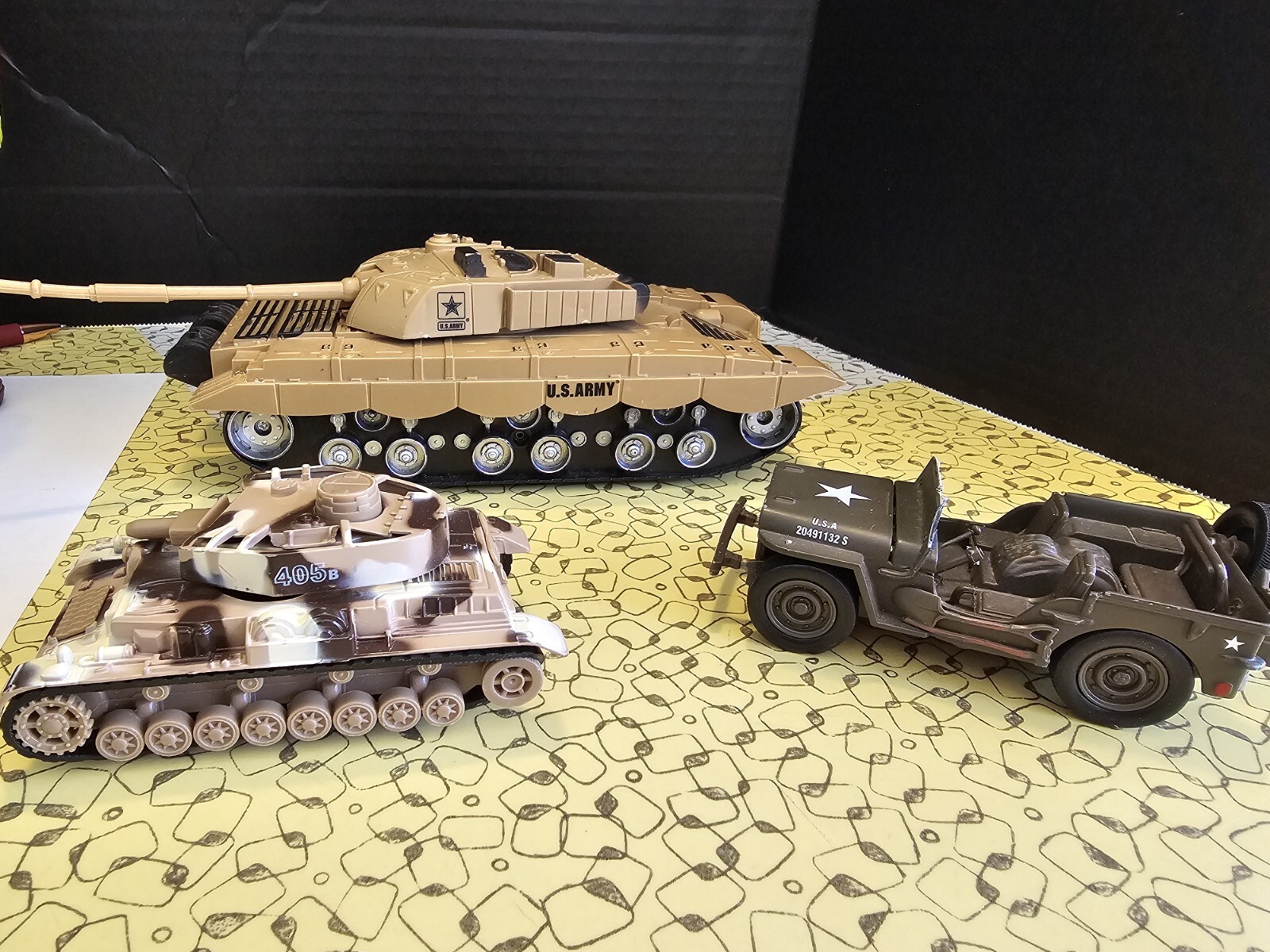 Lot Of 4 Army Toy Tanks With Jeep