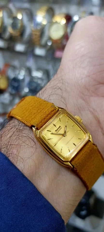 Hmt Suchitra nos original cuerda manual hermoso reloj diseñado para damas Foto 4 de 4