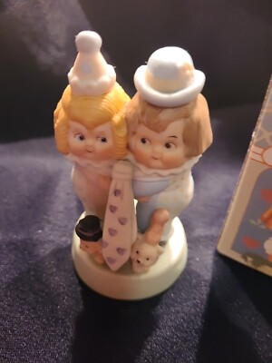 DOLLY DINGLE Blest Be The Tie That Binds Porcelain Figurine 4'' 1988 Global Art