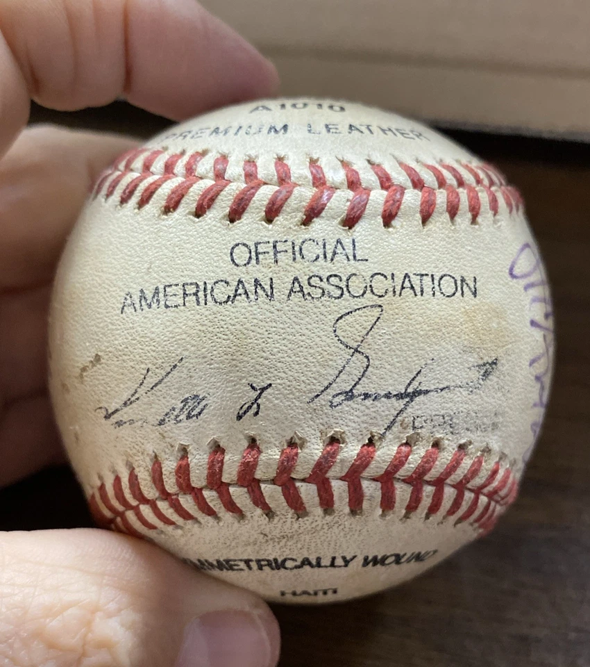 RARE White Sox Ozzie Guillen Yankees Ramiro Mendoza Others Autographed Baseball - Image 3 of 4